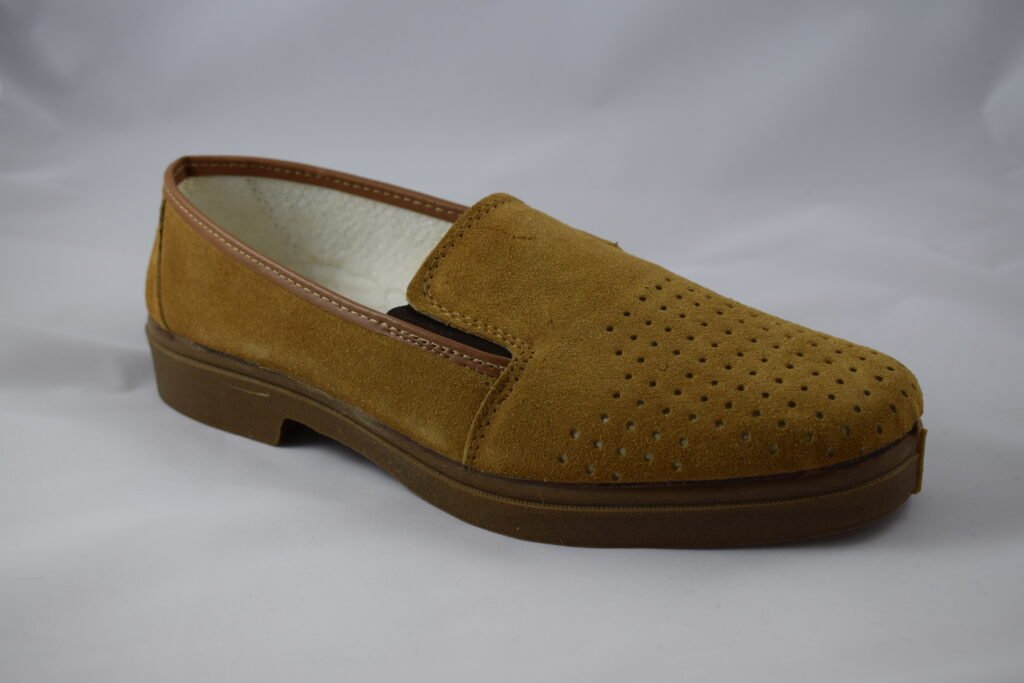 050 ZAPATO LISO PICADO